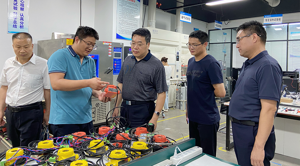 【企业新闻】郑州市政协党组成员、副主席范建勋等领导一行莅临驰诚闲庄和游戏调研指导