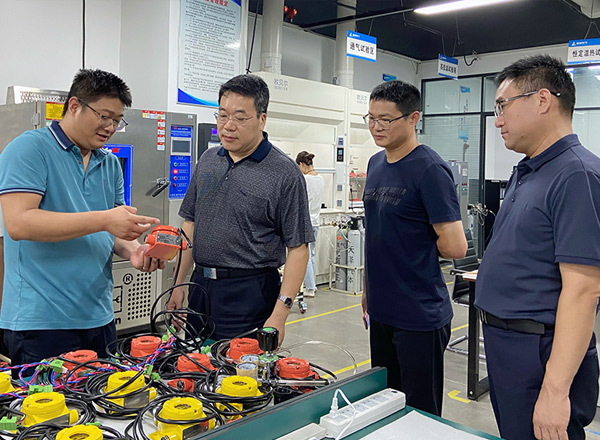 郑州市政协党组成员、副主席范建勋等领导一行莅临驰诚闲庄和游戏调研指导