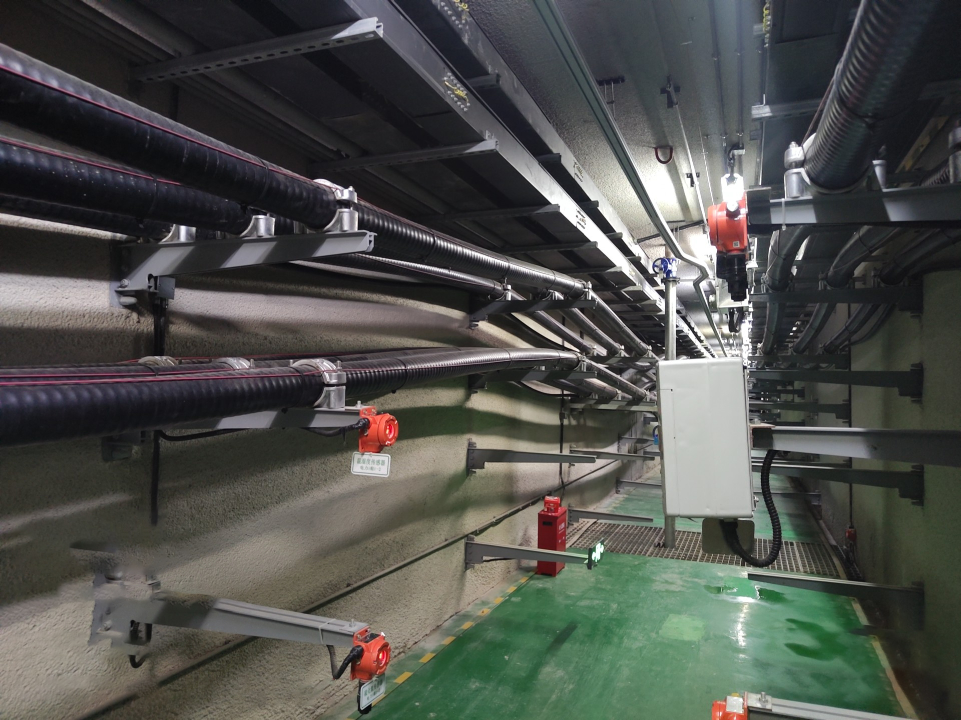 在隧道施工过程中，为什么需要可燃气体探测器？如何确保隧道施工安全进行？