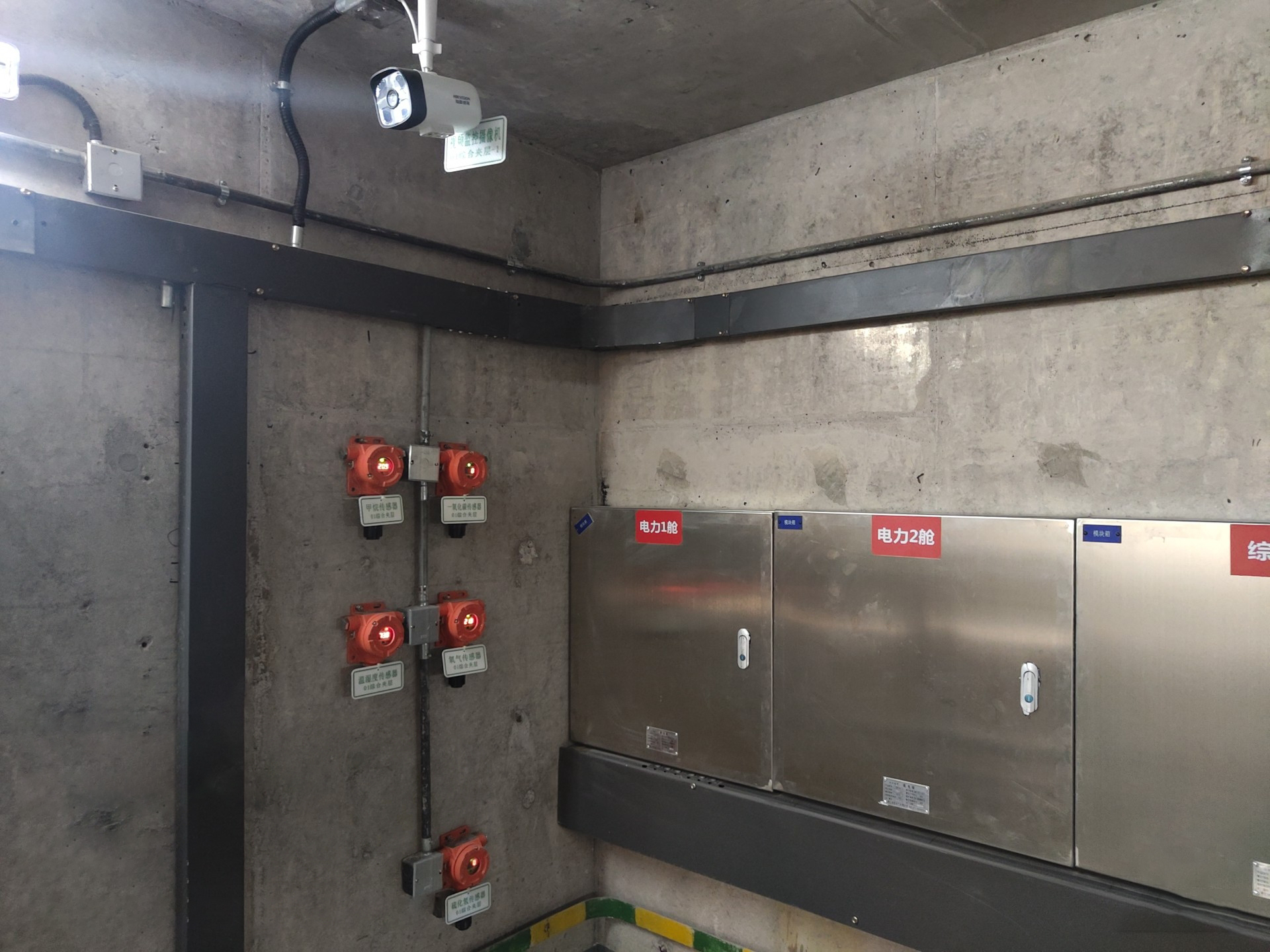 密闭空间内作业，如何使用气体检测仪进行安全检测？