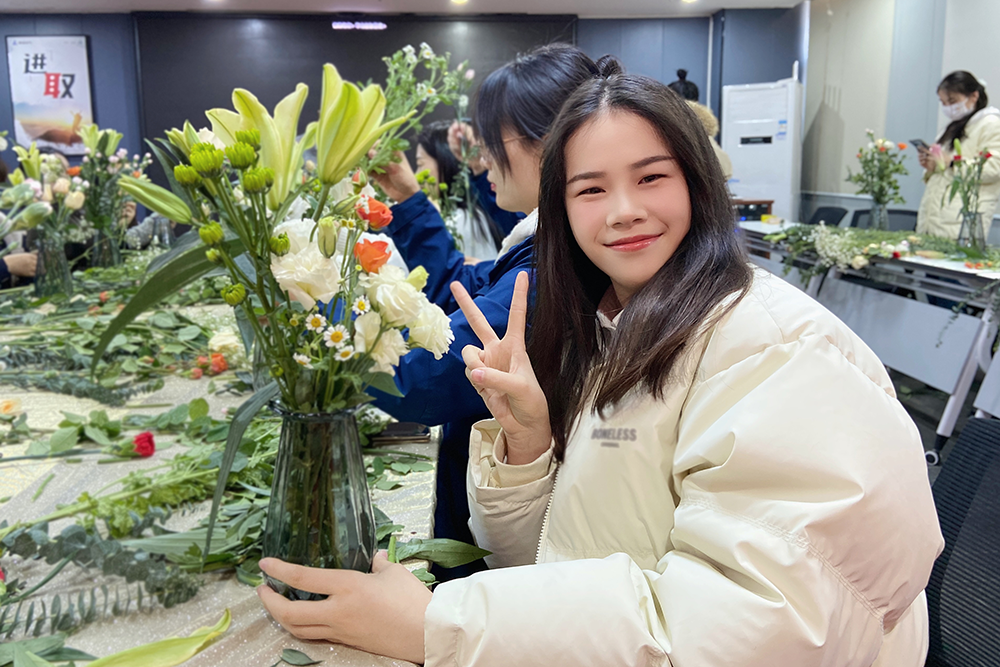 品茗人生·绽放芳华|驰诚闲庄和游戏开展女神节品茗插花活动