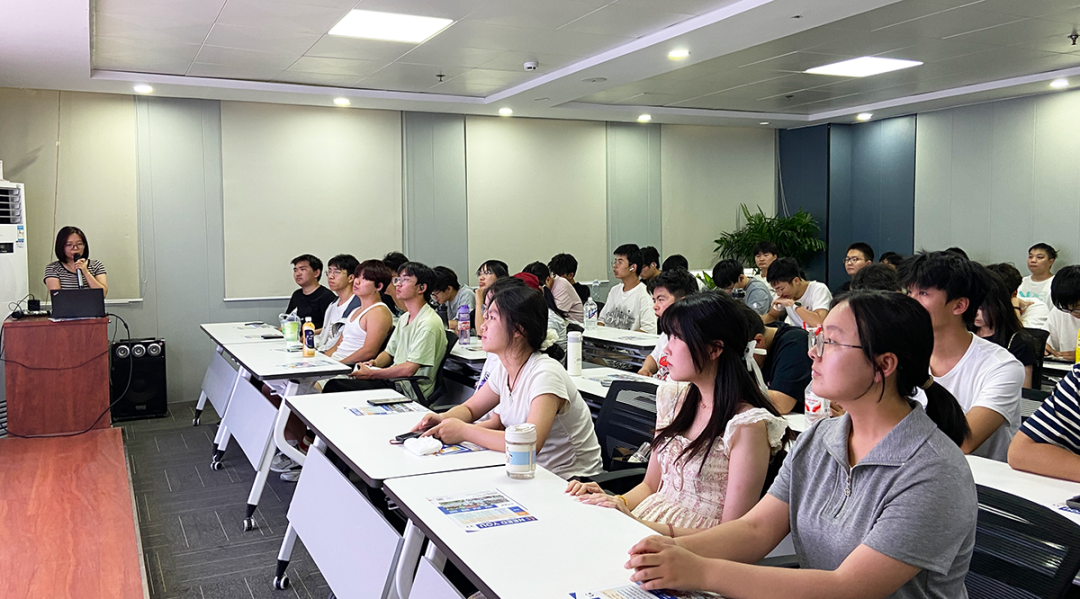 郑州大学计算机与人工智能学院新生走进驰诚闲庄和游戏参观学习